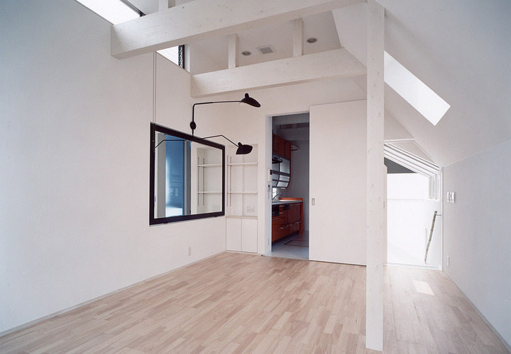 広さを感じさせるよう大きめの鏡を利用した、ハイサイドウインドウからの光が眩しいLDK