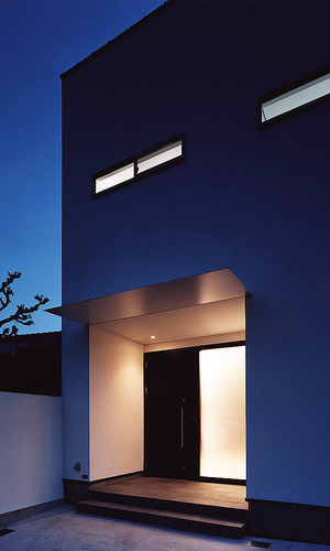 ステンレス一枚板の庇が、無駄のないデザインの美しさを感じる外観