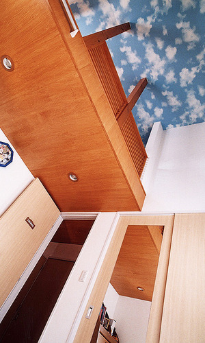 空柄のクロスを天井に使用し開放感を出した、天井高が低めのロフト付子供部屋を、