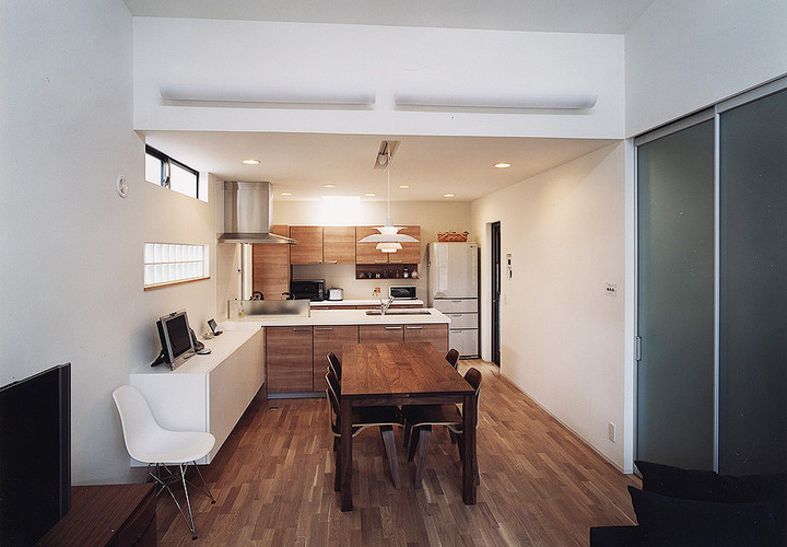 厳選されたデザイン物と、白とウォールナット色でシンプルにまとめた、センスのよいダイニングキッチン