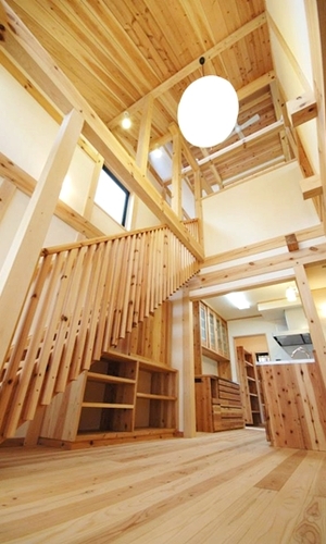 吹き抜けのあるリビング