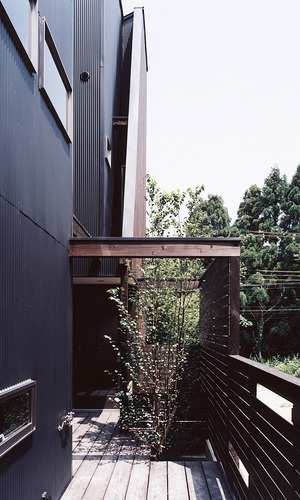 借景の緑を意識した、味わいのある木をふんだんに使用したテラス・バルコニー