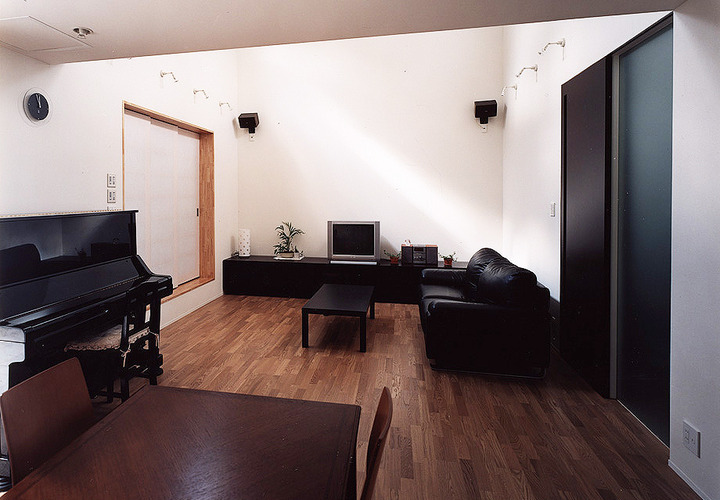 ダイニングキッチン側は天井高を低めに、リビングは吹き抜けを設けたメリハリのあるＬＤＫ