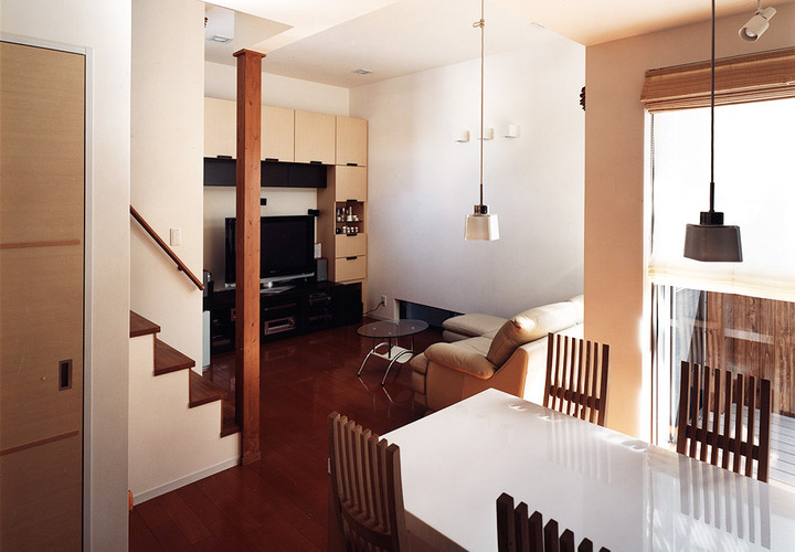 中庭を設け、リビングの天井を高くした、奥行きのある開放的なLDK