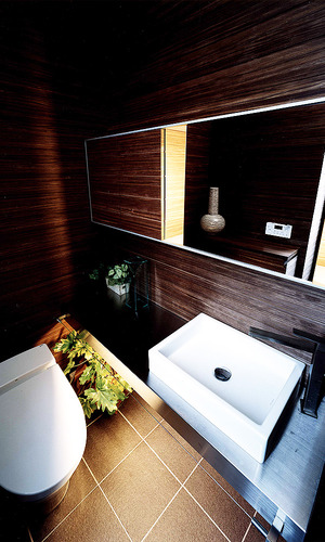 同じ素材の板で統一された、大人テイストでまとめたトイレ