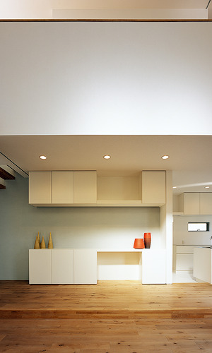 海外インテリア雑誌に登場するような、アイスグレーの壁色がしっくりとハマるワークスペース