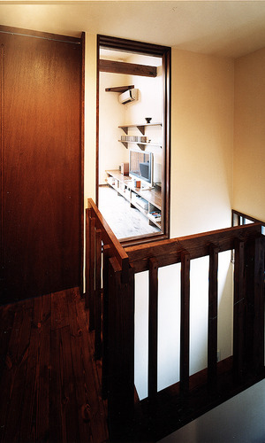 古民家の手すりのような太めの木材を、粗めに仕上げた階段手すり