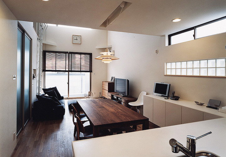 ハイサイドウインドウと平行して設置されたガラスブロックから、オブラートに包んだような光が注ぎ込むＬＤＫ