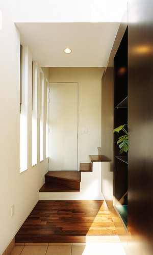 細長い４つの窓から燦々と光が注がれる、シックな雰囲気の玄関ホール