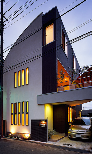 隣地に接近している立地を、２階にある贅沢なテラスが生活を豊かにしてくれる