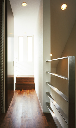 厚みのあるステンレス板で造作された、重厚感ある階段手すり