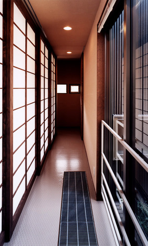 コンパクトな中庭から、明るすぎない優しい光がほんわり障子に反射する