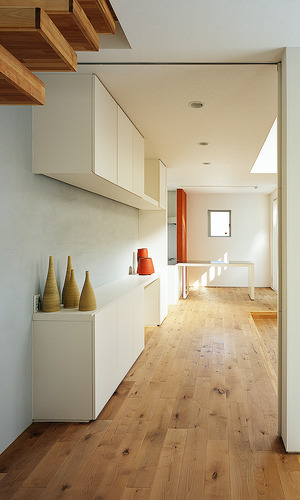 住人のセンスのよさをしっかりと伝えてくれる、経年変化が楽しみな無垢のフローリング