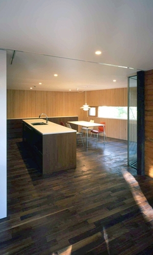 横長の窓で絵のように風景を見る