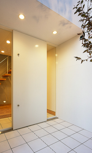 両サイドにＦＩＸガラスを設け、明るさを玄関に招き入れる玄関アプローチ