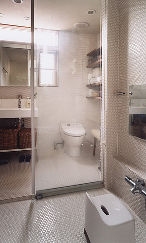 丸いモザイクタイルを使用しつつも、キュートになりすぎないようにまとめた洗面所・浴室