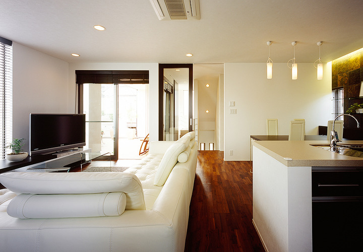 リビングから伸びるＬ型テラスから、気品ある光が贅沢に入り込むLDK