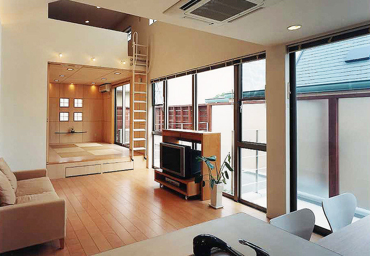 リビングのみ吹き抜けにし、キッチンは低めの天井、和室上にはロフトがある、立体感のある空間