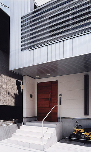 テラス手すり部分にパンチングメタルを使用し、視線を遮りながらも明るく陽が差し込む外観