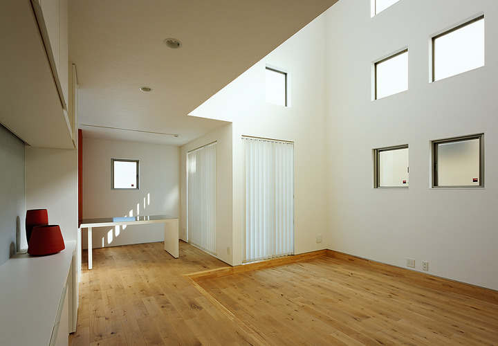 同じ大きさの窓を規則正しく配置した、壁面にリズムを感じるリビング