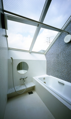 大きなトップライトで空を見ながら入浴