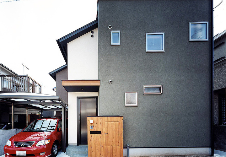 木製の独立型門扉が居心地よく佇む、シンプルな外観