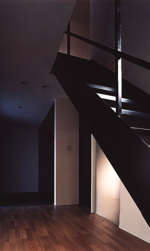 明るさを楽しむために、あえて作った暗さを楽しむ大人の玄関ホール