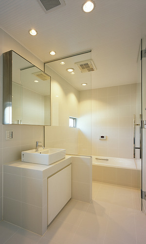 大きめのタイルで目地を少なくし、スッキリとした印象をもつ洗面・浴室