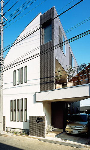 弧を描きながら、敷地条件を最大限活かした２世帯住宅の外観