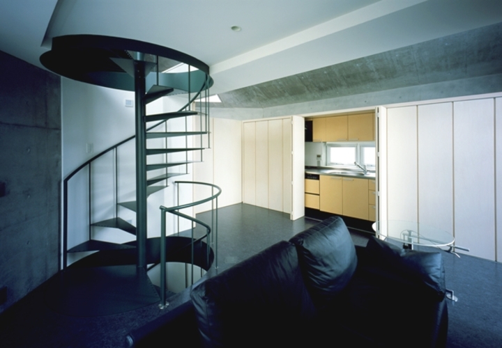 キッチンを隠してシンプルなリビング空間へ