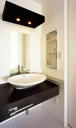 浮遊感ある楕円形の洗面ボールが、造作洗面台に個性をプラスしている