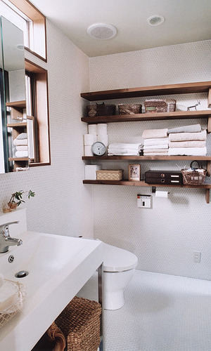 厚みのある木棚板を使用し、ざっくり感を表現した洗面所・トイレ