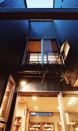 コンパクトながら各部屋に光を導き、室内の居心地を最優先にさせる中庭