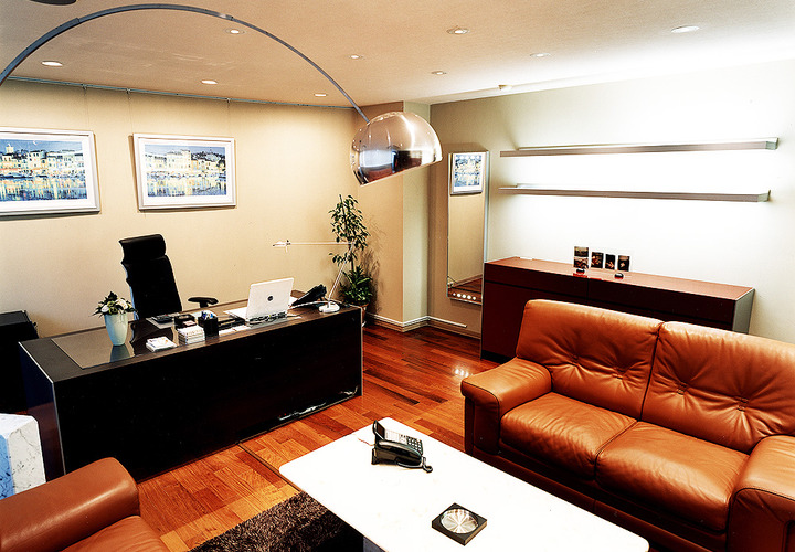 落ち着きのある書斎のようにリラックスできる、色合いをシックにまとめた社長室