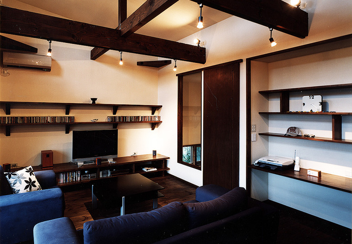 梁の美しさと合わせてデザインされた、すっきりとした壁面造作棚