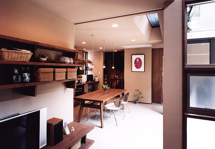 中庭からほんわりと入る光が、癒されるおうちカフェのようなLDK