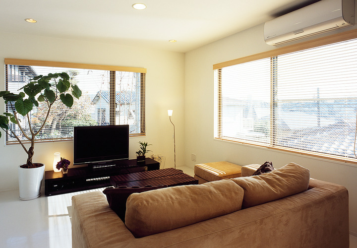 小高い丘に佇む利点を有効に使った、景色を存分に楽しめる大きめの窓