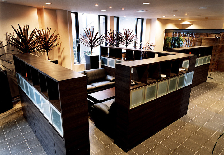 視線を遮りつつ開放感もある、収納を兼ねたフレキシブルな収納棚兼壁