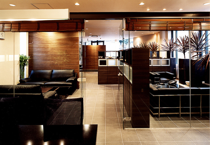 色を３色程度におさえることで、モダンな雰囲気に仕上げたオフィス