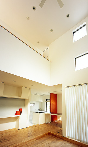 シンプルで立体的な吹き抜けは、時が経つのを忘れてしまいそうな癒される場所