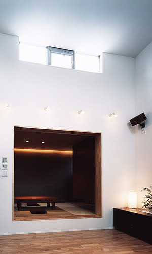 ハイサイドウインドウから明るい光が落ちる中、窪みにひっそりと佇む闇を楽しむ大人の和室