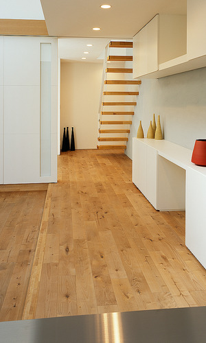 リビングとワークスペースを一段つけることで、空間は１つのまま意識を隔てることができる