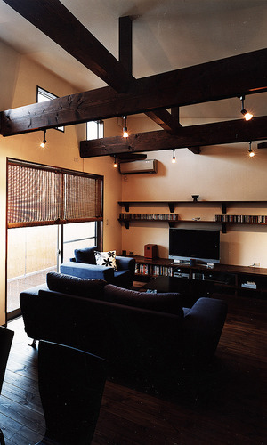 太い梁と葦ロールスクリーンが、クールな和モダンを演出するリビング