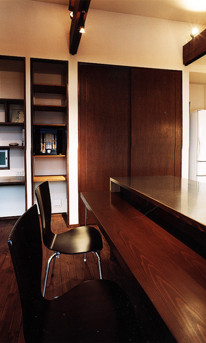 ステンレスキッチンに対面になるように設置された、バーのようなカウンターテーブル