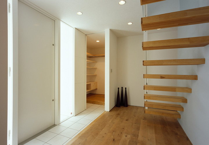 広々とした玄関ホール横に設けた、収納量のあるシューズクローゼットとクロークを兼ねた空間