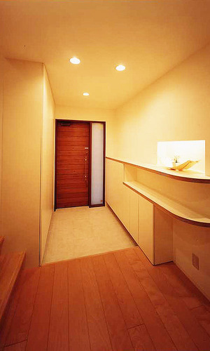 飾り棚の角を、実用性と意匠性を備えてアールにした、シンプルで収納力のある玄関