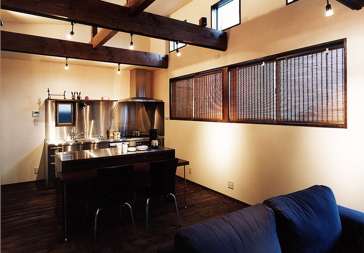 和モダンな空間に当然のように溶けこんでいる、ハードなオールステンレスのキッチン