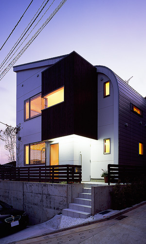 厳しい斜線制限の中で設計された、形状に意味のある外観