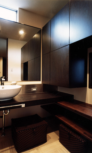 赤みのある焦げ茶色でまとめた、高級旅館のような洗面所