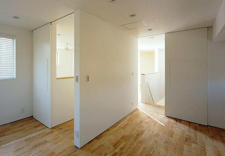 床にレールを付けずに済む、ハンガー式引き戸で区切られた個室